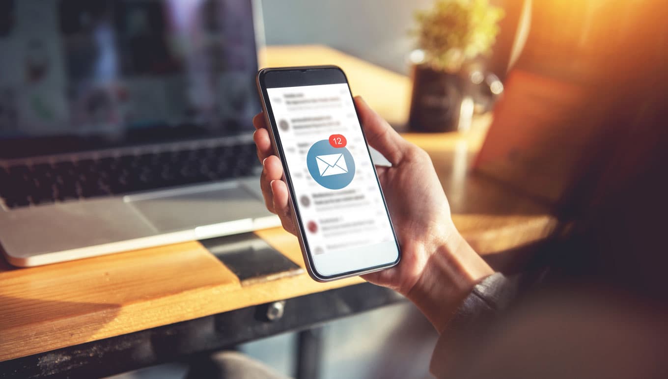 card-inbox-on-mobile-phone