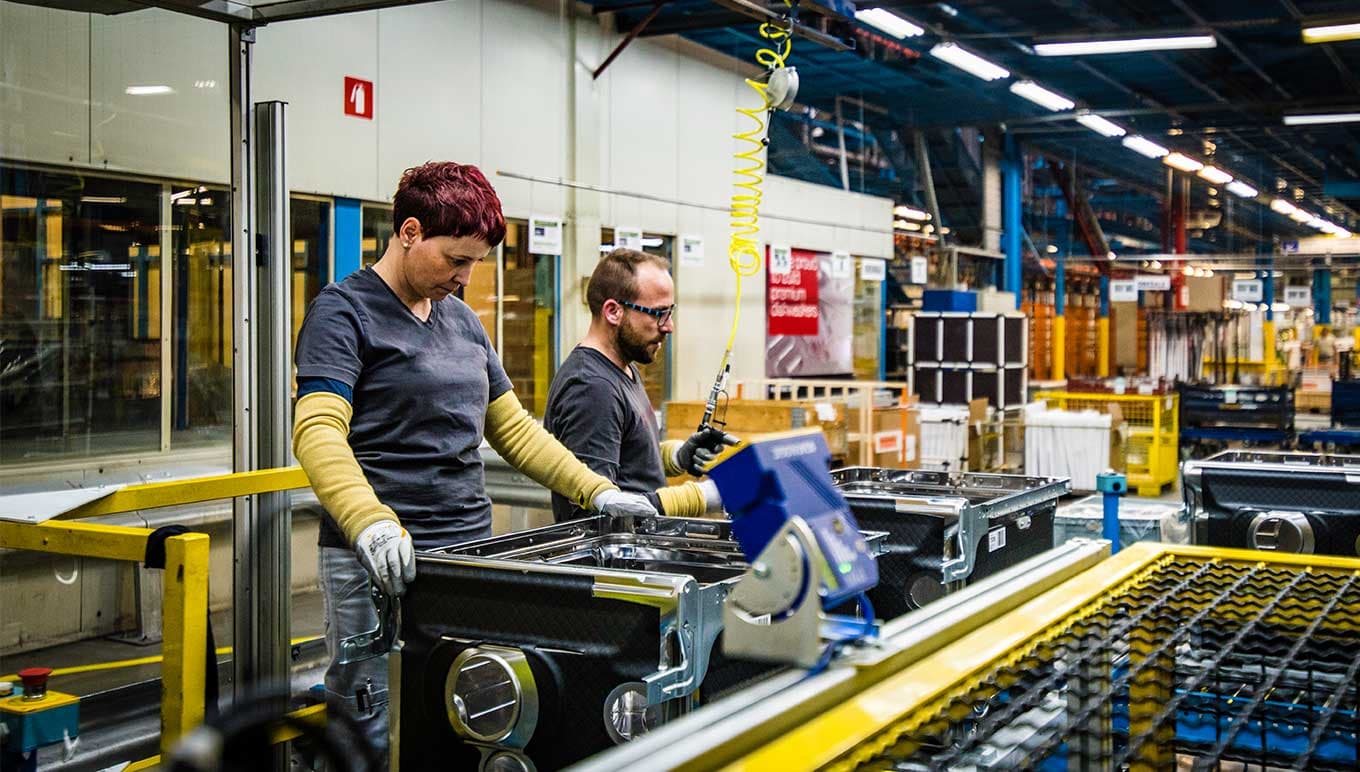 Top 6 benefits of a mixed mode manufacturing erp people working