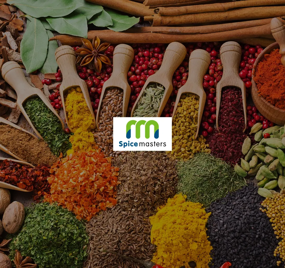 Spicemasters-logo med krydderier i baggrunden.